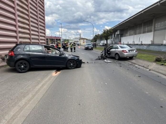 Verletzter bei Frontalzusammenstoß zweier Autos