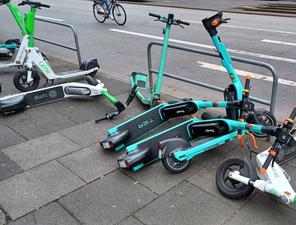 02 e scooter 0c34b823b2268feafb2364a7d3bc4c9e