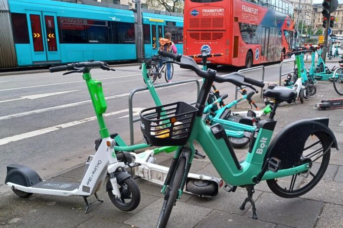 S-Pedelecs: Warum manche E-Bikes ein Kennzeichen brauchen • Schneller als Pedelecs, dafür gilt Helm- und Versicherungspflicht• ACE empfiehlt S-Pedelec-Helme der Norm NTA 8776Z•