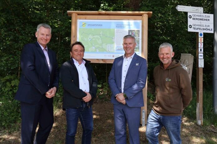 Durch den kühlen Wald rauf zur Höhle des Teufels