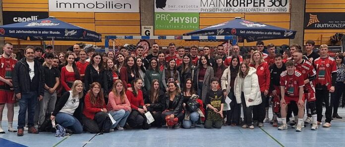 Spanischer Austausch der Kopernikusschule Salvaterra de Miño/Galicien beim Handballderby in Gelnhausen