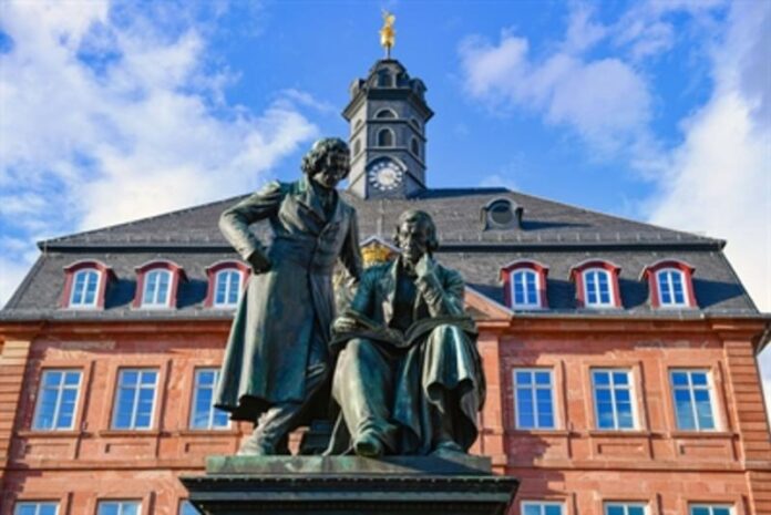 Brüder Grimm-Denkmal leuchtet Blau