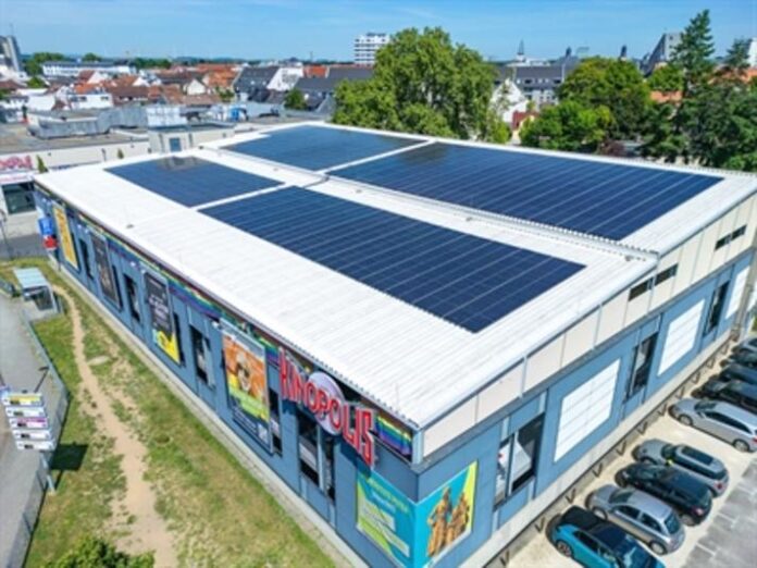 Hanau spart Strom: Photovoltaikanlage auf dem Kinopolis-Parkhaus-Dach erneuert und erweitert
