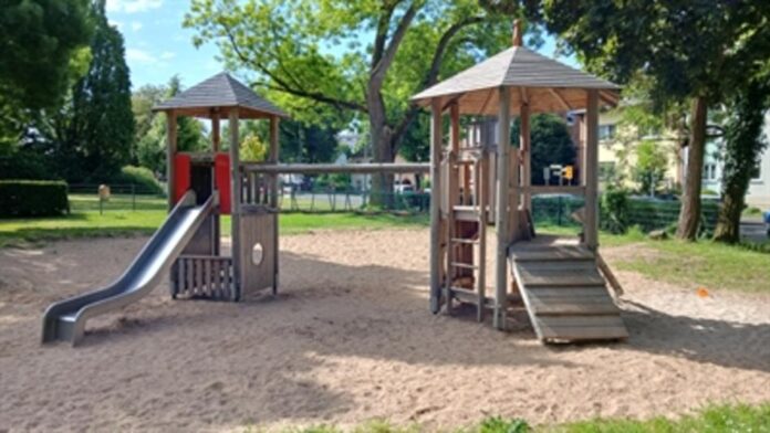 Neues Spielgerät im Pedro-Jung-Park aufgebaut