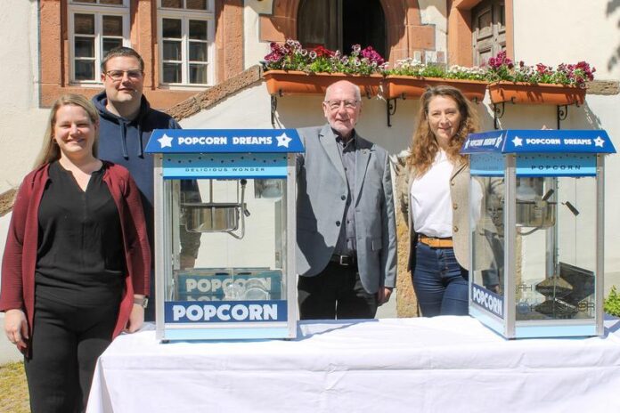 Christiner Consulting spendet Brüder-Grimm-Haus zwei Popcorn-Maschinen
