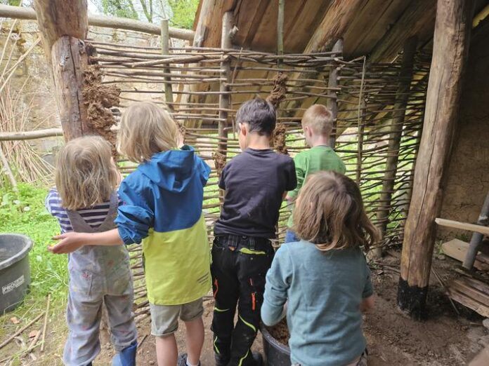 Kinder Umwelt-AG zu Besuch am Bandkeramischem Haus im Hexenturmgarten