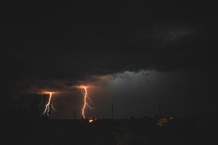 1. Blitzeinschlag in Baum beschädigt - Stromkabel und Strommast: Bewohner mehrerer Häuser evakuiert - Gelnhausen /Höchst