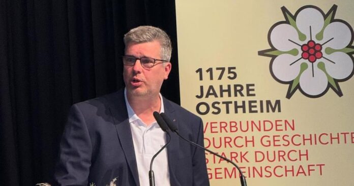 Die Ostheimer, volkstümlich besser die Usthemer, sind auch heute noch ein eigenes Völkchen. Ein Beleg war die akademischen Feier zum 1175jährigen Bestehen des Ortes.