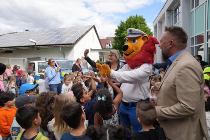 Kinderkommissar LEON in Erlensee: LEON-Hilfe-Inseln vor 180Vorschulkindern vorgestellt!