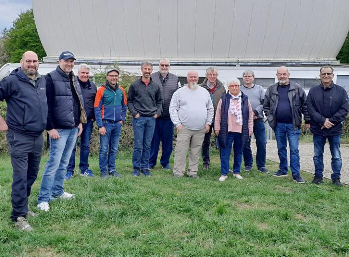 Funkwellen verbinden Satelliten und Raumfahrt