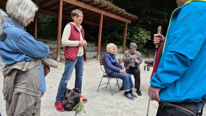 Ausflug in den Botanischen Garten - Mitglieder der Bezirksgruppe Hanauerkunden den Arzneigarten