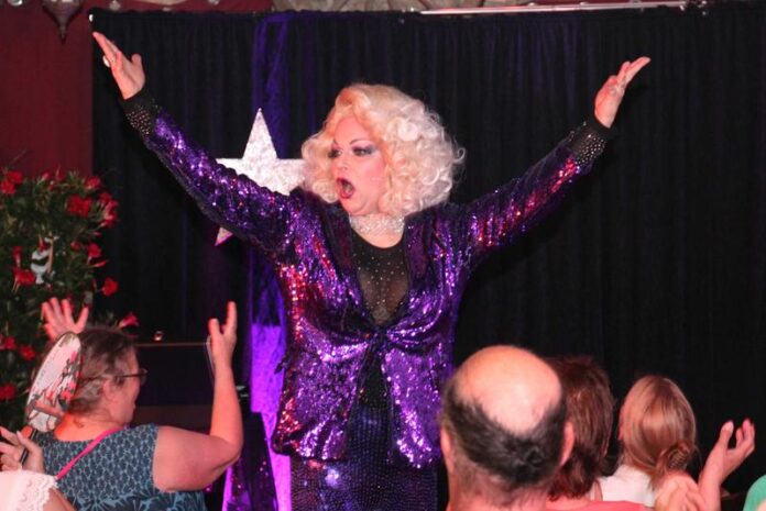 Comedy-Magic-Show mit Deutschlands einziger Zauber-Drag-Queenin der „Event-Scheune-Kauffeld“ in Niederrodenbach total ausverkauft