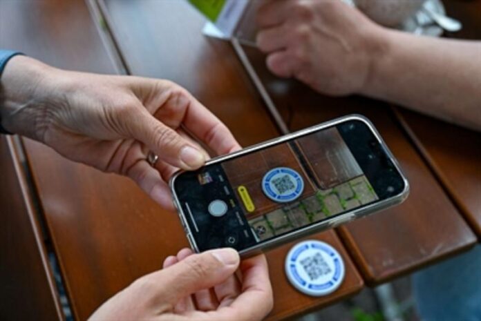 Smart in der Hanauer City: Getränke digital auf der Markt-Terrasse bestellen und bezahlen
