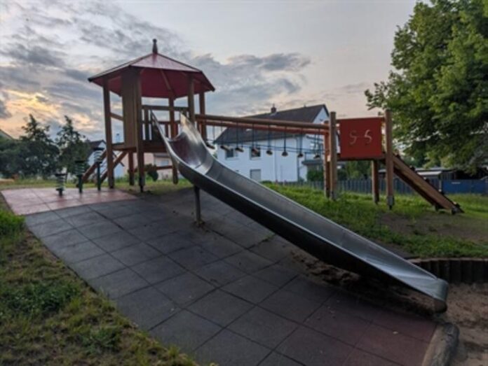 Neues Spielgerät am Francheviller Platz in Hanau-Steinheim