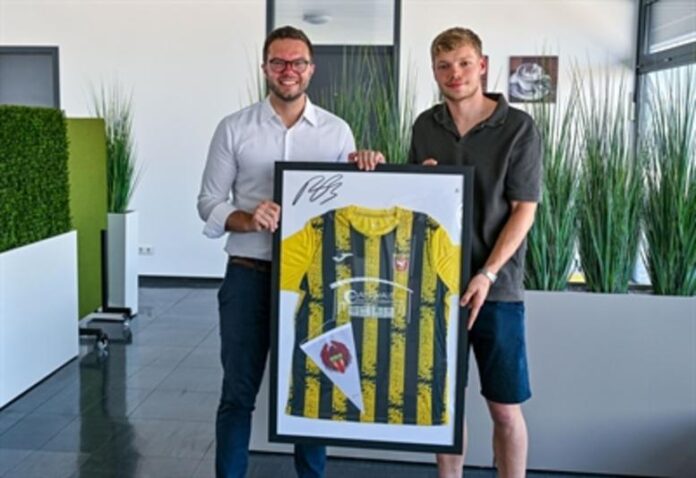 Von Hanau in die Fußballwelt: Bürgermeister Dr. Bieri empfängt Andorras Nationalspieler Pau Babot im Rathaus