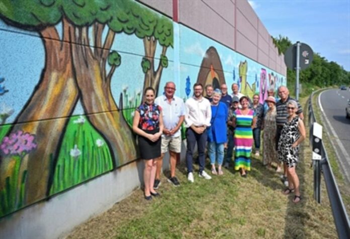 Kreative Senioren verschönern Großauheimer Schallschutzwand mit Graffiti-Kunst