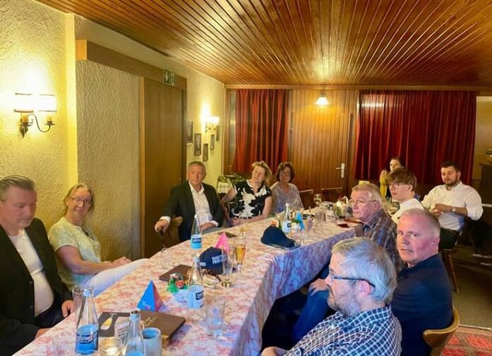 Heiße Themen im Kaminzimmer - FDP Neuberg im Gespräch mit Moritz Promny