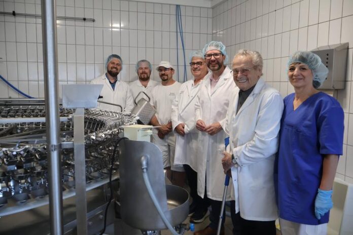 Eier-Aufschlagen im Akkord: Bis zu 500.000 Eier in der Woche