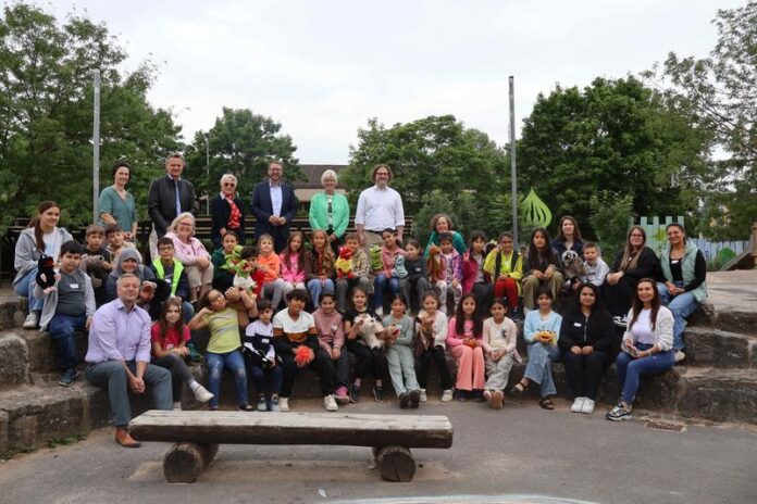 Kinder werden in den Ferien spielerisch beim Deutschlernen unterstützt
