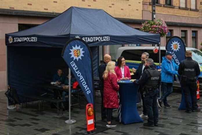 Mobile Wache macht mit dem Schwerpunkt „Illegale Müllablagerung“ Station in Steinheim