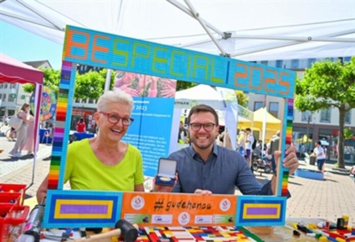 Eine Hanauer Idee verbessert die Welt: Lego-Oma zum Weltrekordversuch in Hongkong