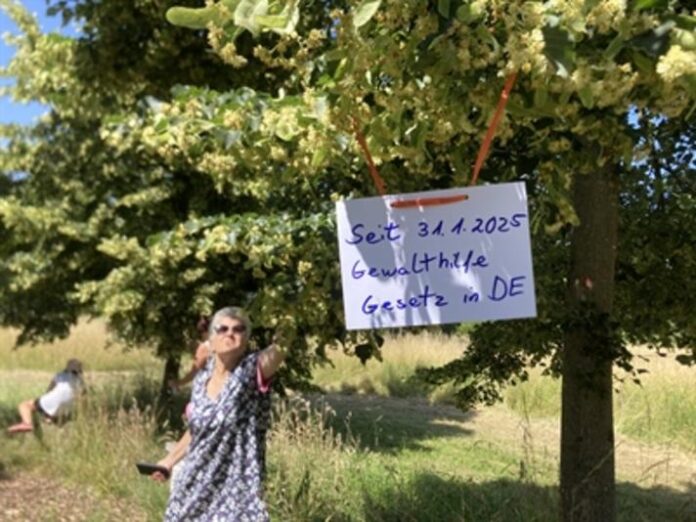 Im Maintaler Frauenhain sind Botschaften gegen Gewalt an Frauen platziert