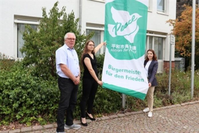 Maintal hisst die Flagge der „Mayors for Peace“