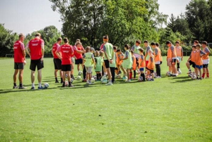 Sportlich in den Ferien: 4. Fußball-Camp der Baugesellschaft Hanau