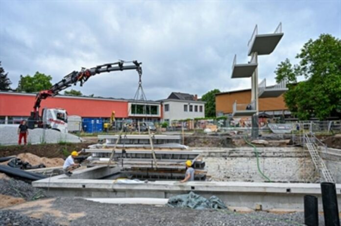 Neues Sprungbecken für das Heinrich-Fischer-Bad: Rohbauarbeiten fast abgeschlossen