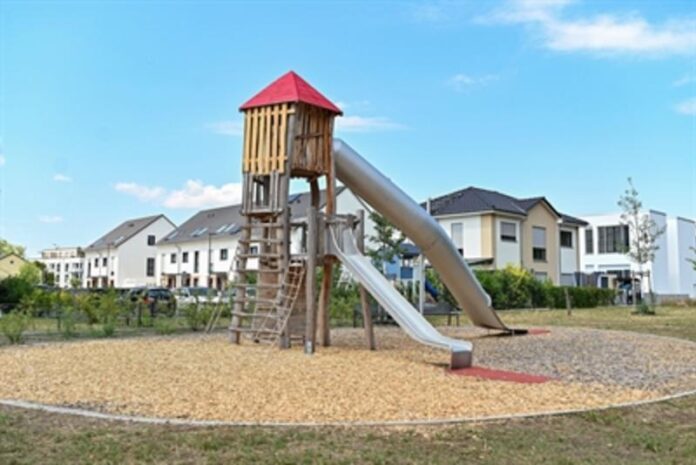 „Grünen Bogen“ im Pioneer Park Hanau: Neuer Rutschenturm freigegeben