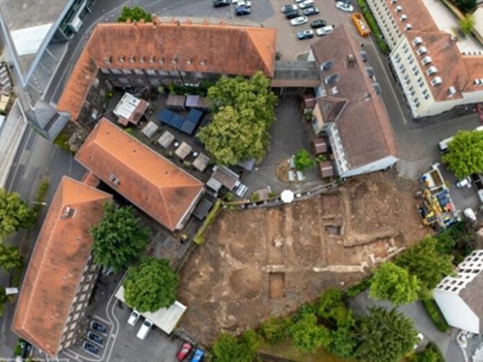 Baumaßnahme für Schulneubau am Schlossplatz: Vielversprechende archäologische Grabung im Fronhof