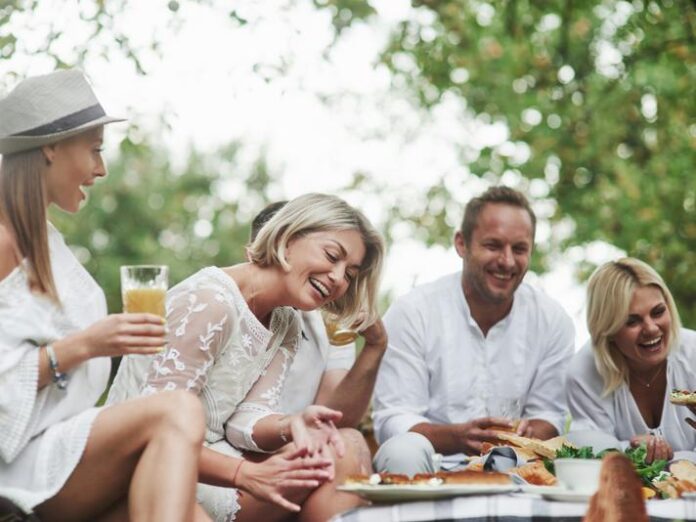 Bad Orb feiert stilvoll den Sommer: „70s in WHITE