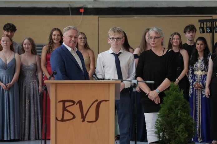 Mutig ins nächste Kapitel: Bertha-von-Suttner-Schule verabschiedet Abschlussjahrgang