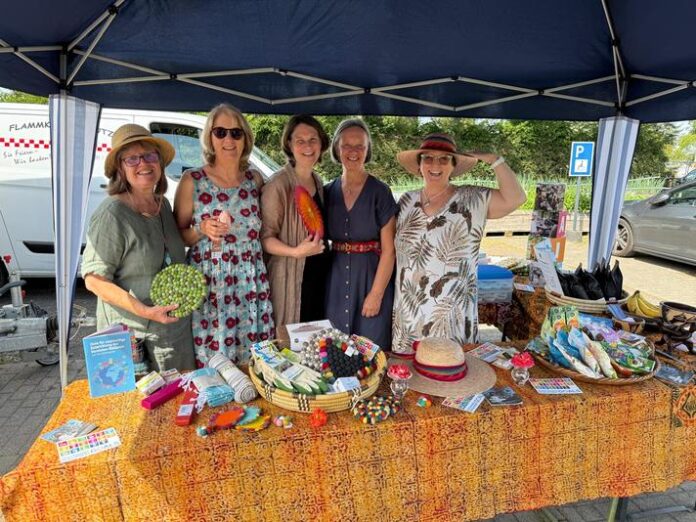 Fairtrade Stadt Gelnhausen bei bestem Wetter zum 2. Mal beim Wochenmarkt am Glashaus vertreten