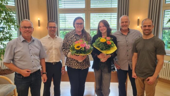 Ausbildung erfolgreich abgeschlossen - Zwei neue Fachkräfte fürs Gründauer Rathaus