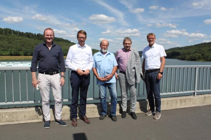 Pilotprojekt des Landes Hessen: Staatssekretär Ruhl informiert sich über geplante Trinkwasseraufbereitung an der Kinzigtalsperre