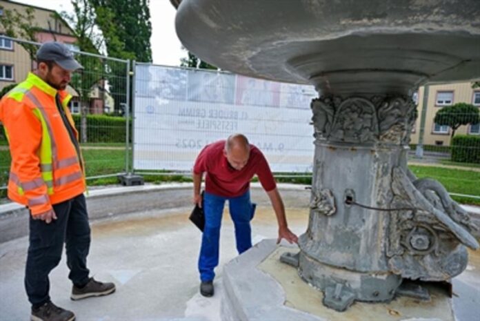 Reparatur des Hanauer Schwanenbrunnens wird teurer als gedacht