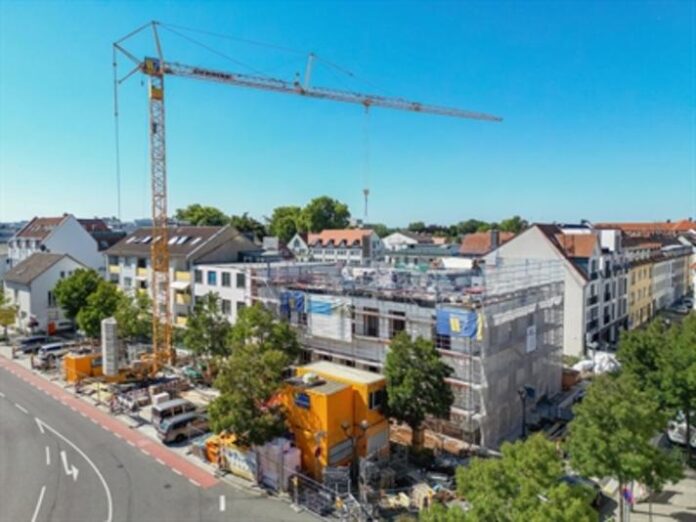 „Ohne Dachstuhl, mit Weitblick“: Richtfest für das „Haus für Demokratie und Vielfalt“ in Hanau