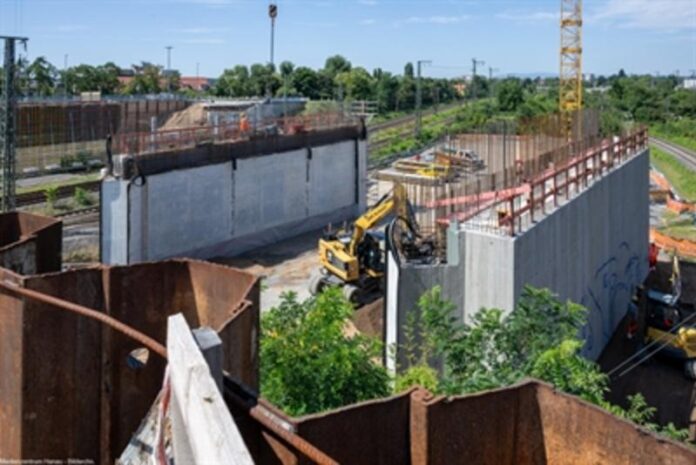 Neubau der Hanauer Hauptbahnhofbrücke wird sichtbar