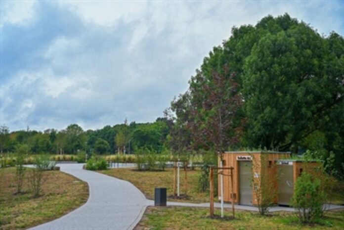 Bürgerpark Hochgericht in Kesselstadt fast komplett: Neue wasserlose Toilettenanlage sorgt für mehr Aufenthaltsqualität und Nachhaltigkeit
