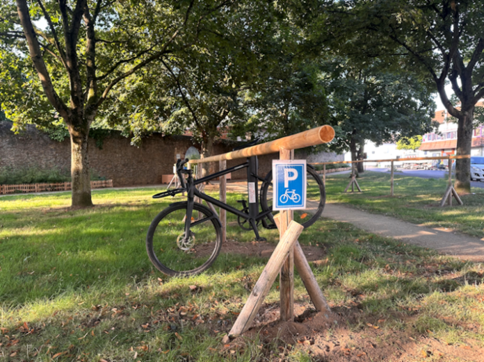 Pendelbusverkehr und Fahrradparkplatz zum Dorffest „1000 Jahre Rodenbach“