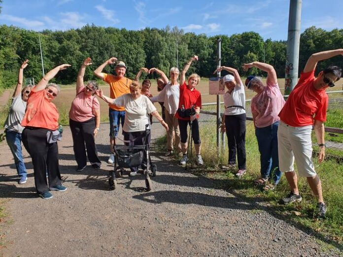 Spaß an Bewegung im Freien für Seniorinnen und Senioren – gemeinsam auf dem Bewegungspfad der Gemeinde Schöneck