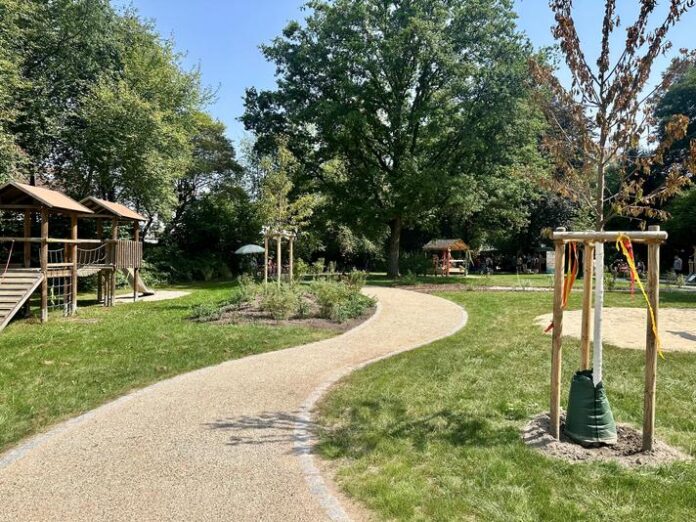 Umgestalteter Spielplatz „Am Eichenhain“ eröffnet