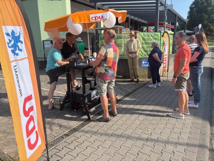 Großer Diskussionsbedarf mit dem Bundestagsabgeordneten Pascal Reddig am Infostand in Heldenbergen