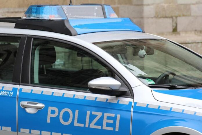 Zeugen gesucht! Ganoven zerlegen Mercedes und flüchten - Maintal