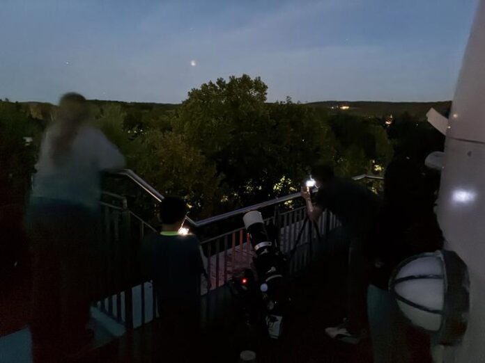 Astro AG der Kopernikusschule erlebt Mondfinsternis: Teleskope und Kameras auf der Suche nach dem Mond