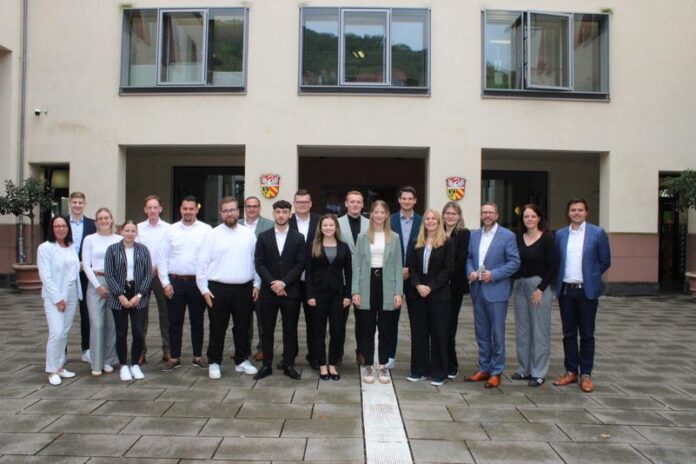 Zeugnisübergabe an fertig ausgebildete Beschäftigte