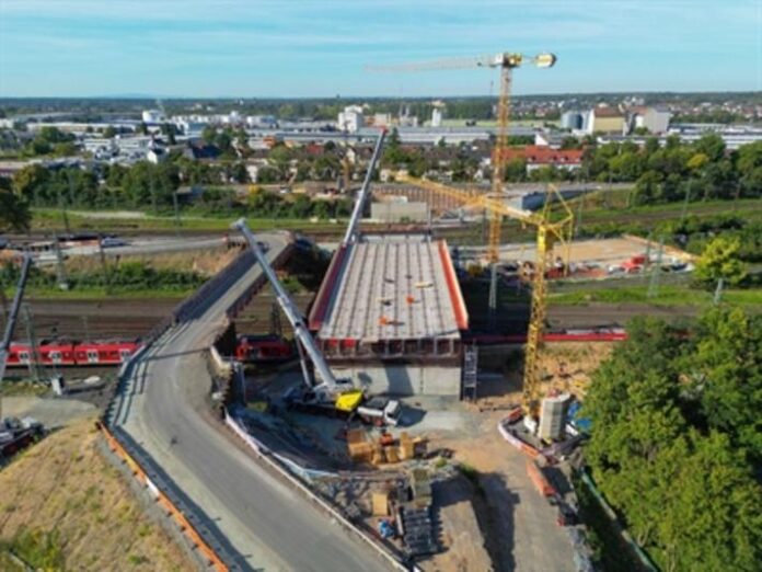 Nach Nord kommt Süd: Neue Fahrbahn-Basis für Hauptbahnhof-Brücke in Hanau