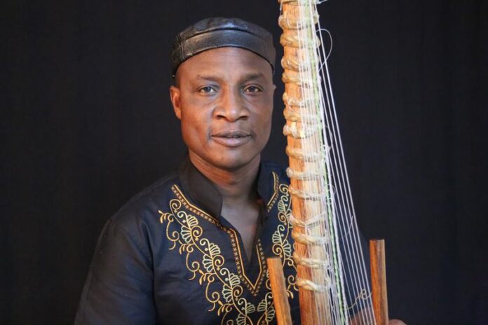 Adjiri Odametey - Afrikanische Weltmusik - Neues Programm: EKONKLO - ON THE OTHER SIDE