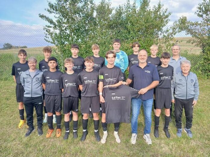 B-Jugend erhält Trikots der Firma LüTec